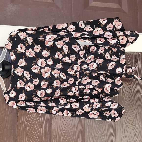 Forever 21 black/floral tie-front top - Picture 6 of 12